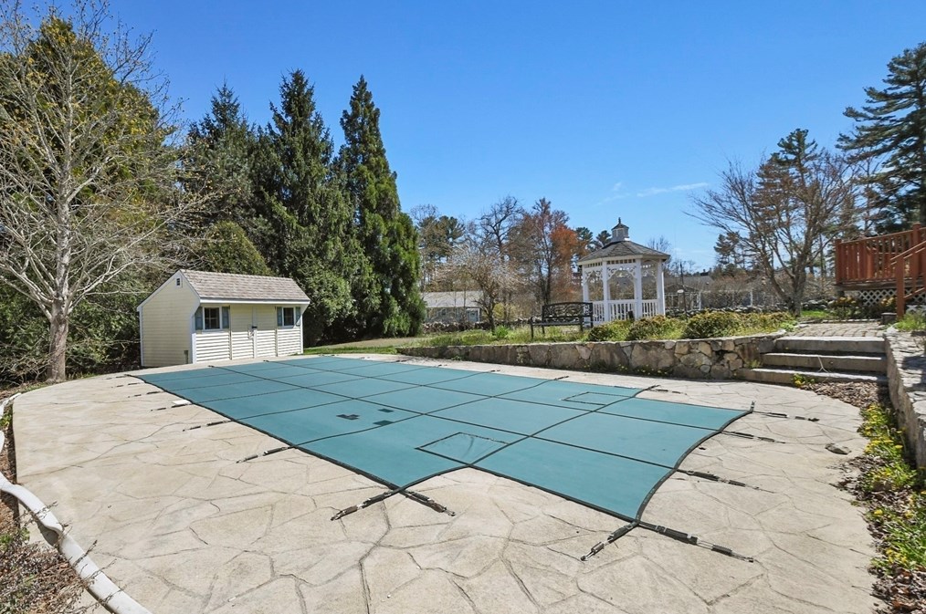 325 Mendall Rd, New Bedford MA 02743-1211 exterior