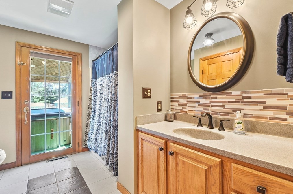 325 Mendall Rd, New Bedford MA 02743-1211 exterior