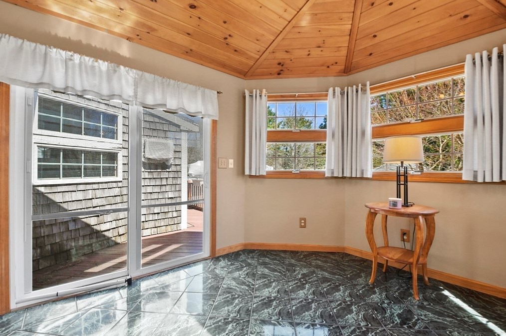 325 Mendall Rd, New Bedford MA 02743-1211 exterior