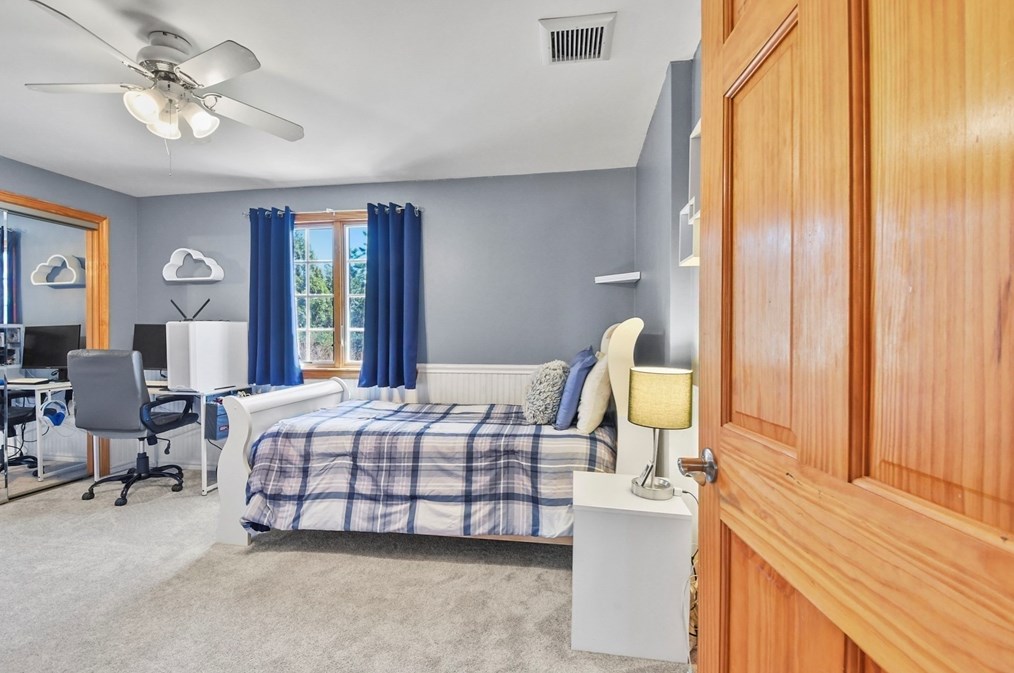 325 Mendall Rd, New Bedford MA 02743-1211 exterior