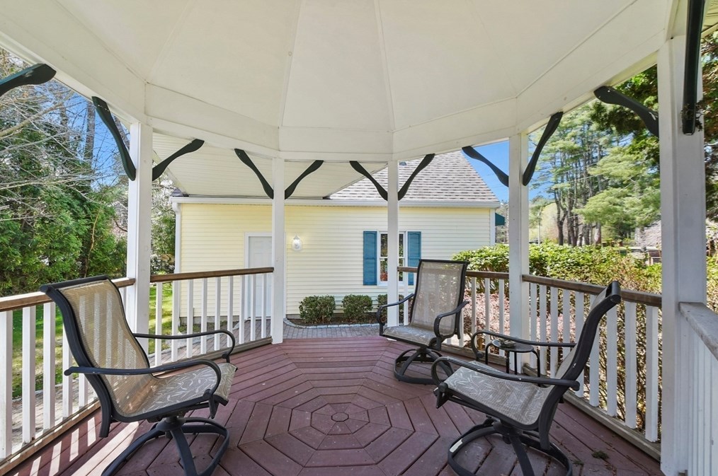 325 Mendall Rd, New Bedford MA 02743-1211 exterior