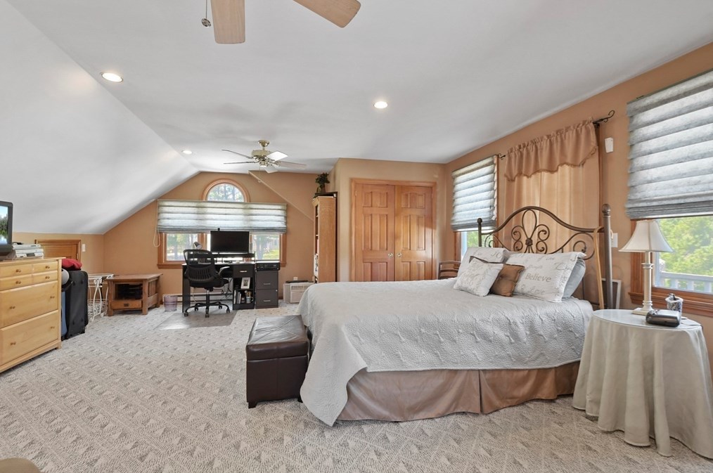 325 Mendall Rd, New Bedford MA 02743-1211 exterior