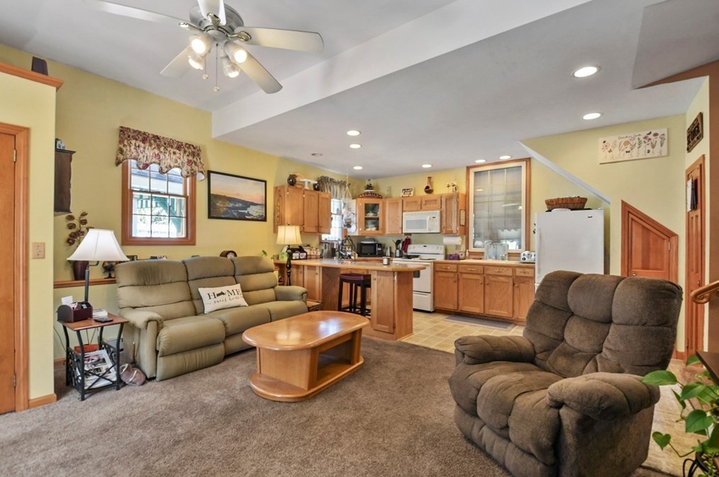 325 Mendall Rd, New Bedford MA 02743-1211 exterior