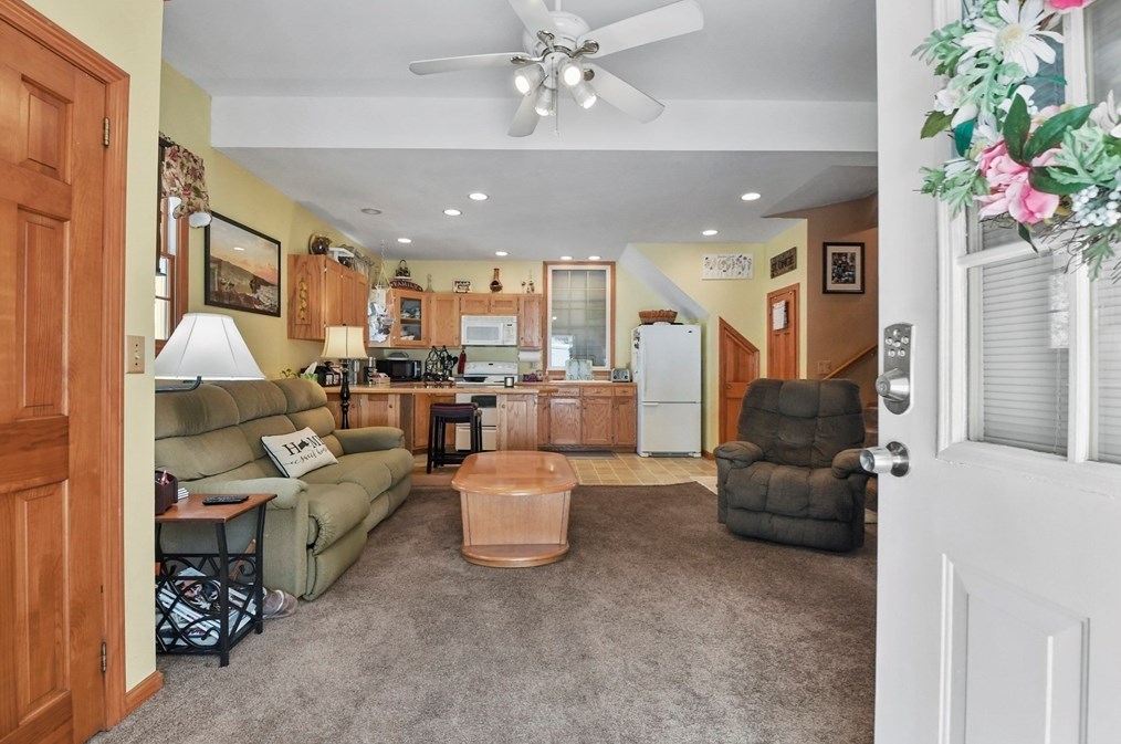 325 Mendall Rd, New Bedford MA 02743-1211 exterior