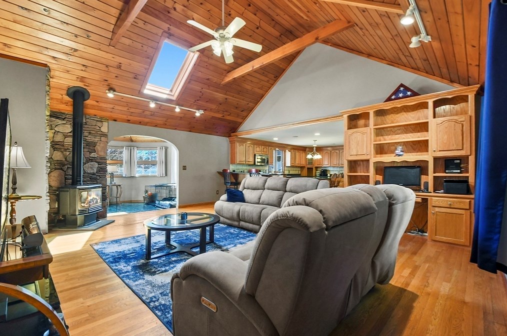 325 Mendall Rd, New Bedford MA 02743-1211 exterior