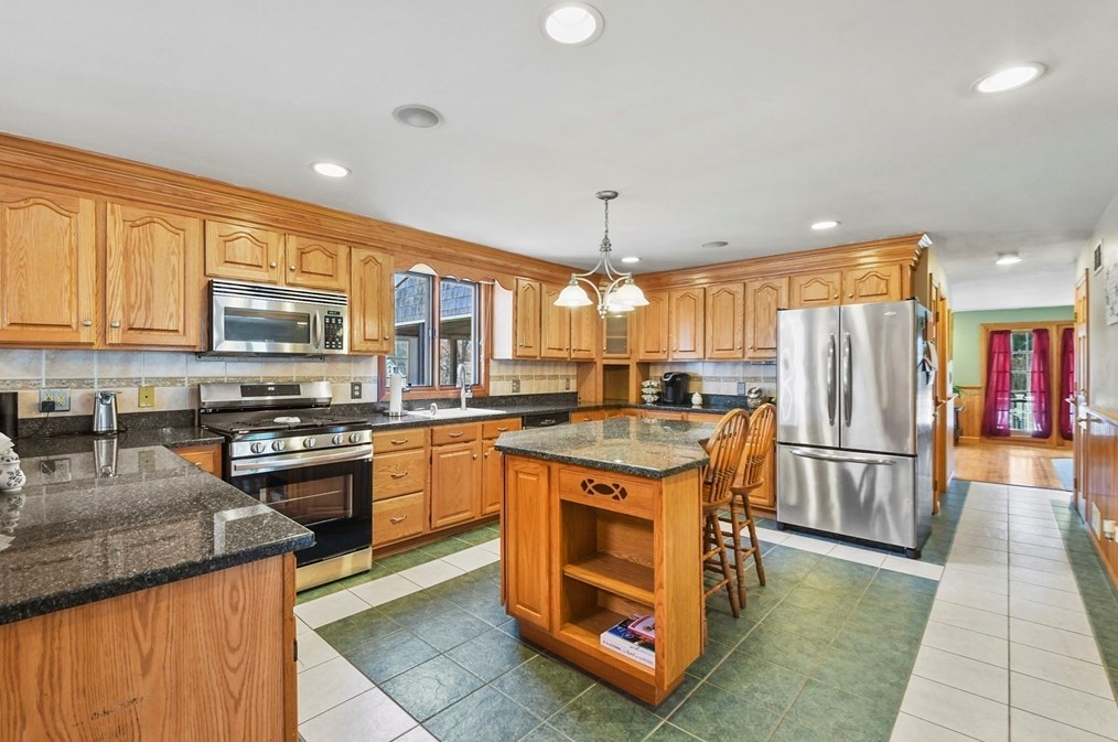 325 Mendall Rd, New Bedford MA 02743-1211 exterior