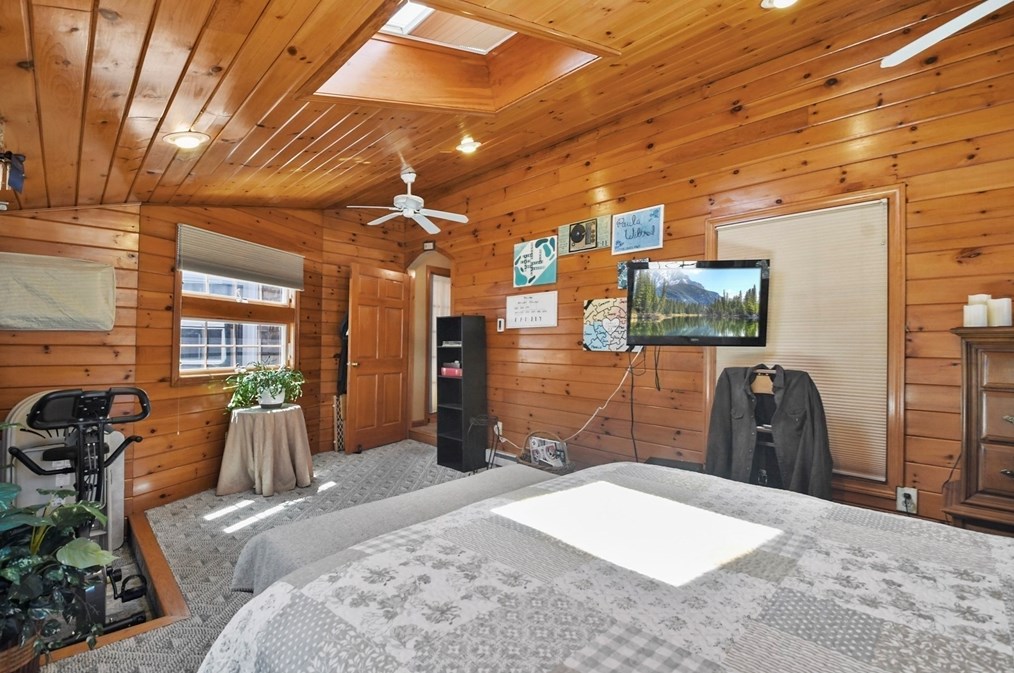 325 Mendall Rd, New Bedford MA 02743-1211 exterior