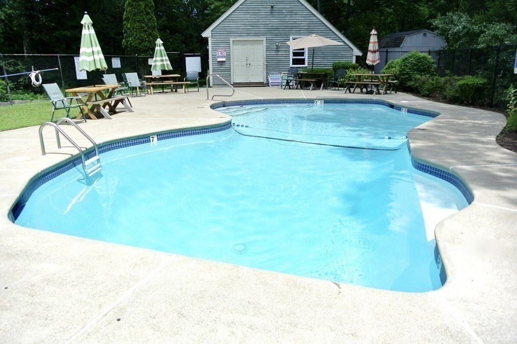 35 Old Laxfield Rd, Shrewsbury MA  01545-5465 exterior