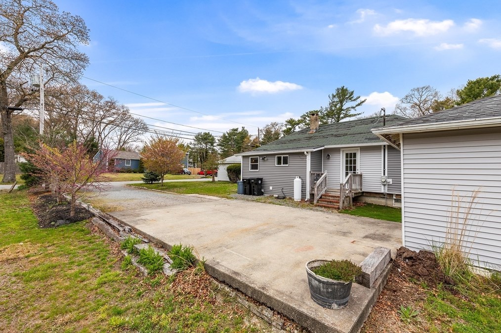 56 Alden Ave, Dartmouth MA  02747-2319 exterior