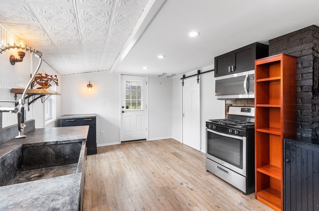 56 Alden Ave, Dartmouth MA  02747-2319 exterior