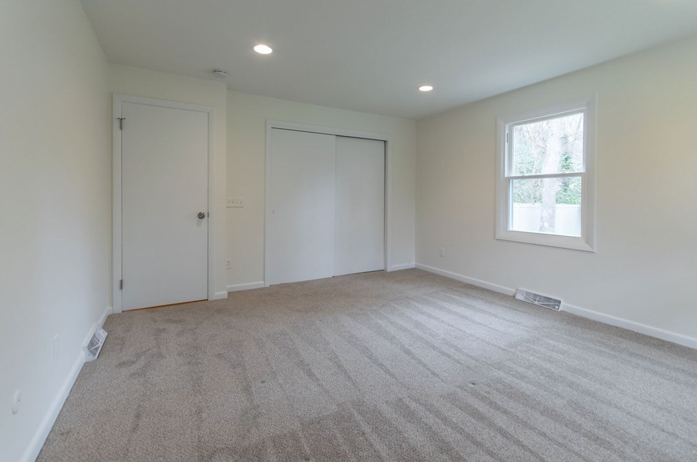 12 White Oaks Dr, Springfield MA 01106-1738 exterior