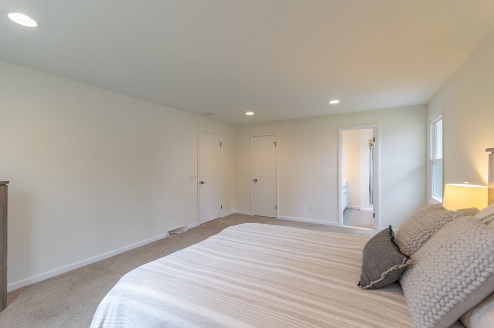 12 White Oaks Dr, Springfield MA 01106-1738 exterior