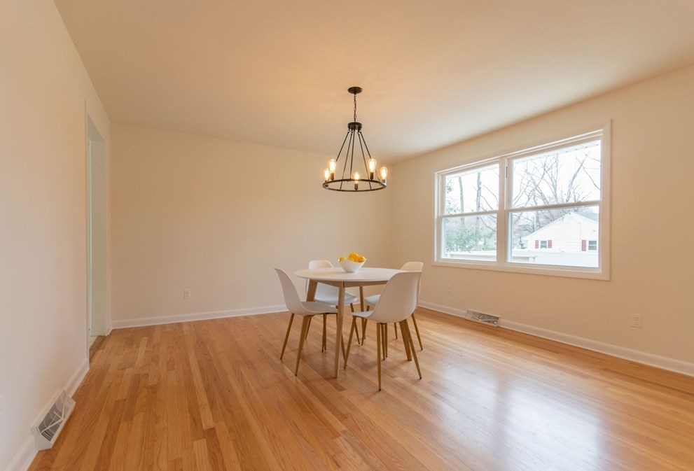 12 White Oaks Dr, Springfield MA 01106-1738 exterior