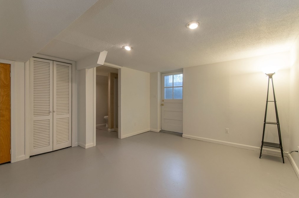 12 White Oaks Dr, Springfield MA 01106-1738 exterior