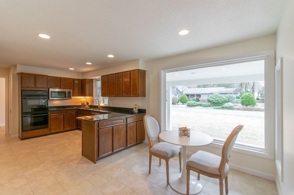 12 White Oaks Dr, Springfield MA 01106-1738 exterior