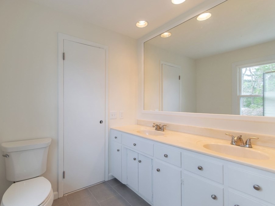 12 White Oaks Dr, Springfield MA 01106-1738 exterior