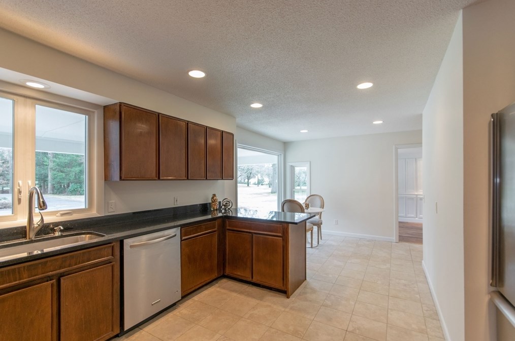 12 White Oaks Dr, Springfield MA 01106-1738 exterior