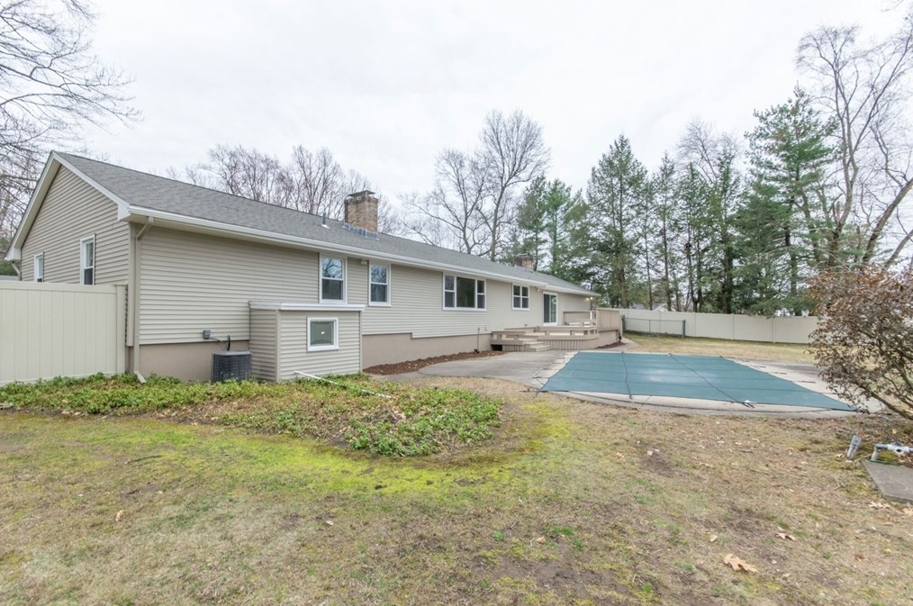 12 White Oaks Dr, Springfield MA 01106-1738 exterior