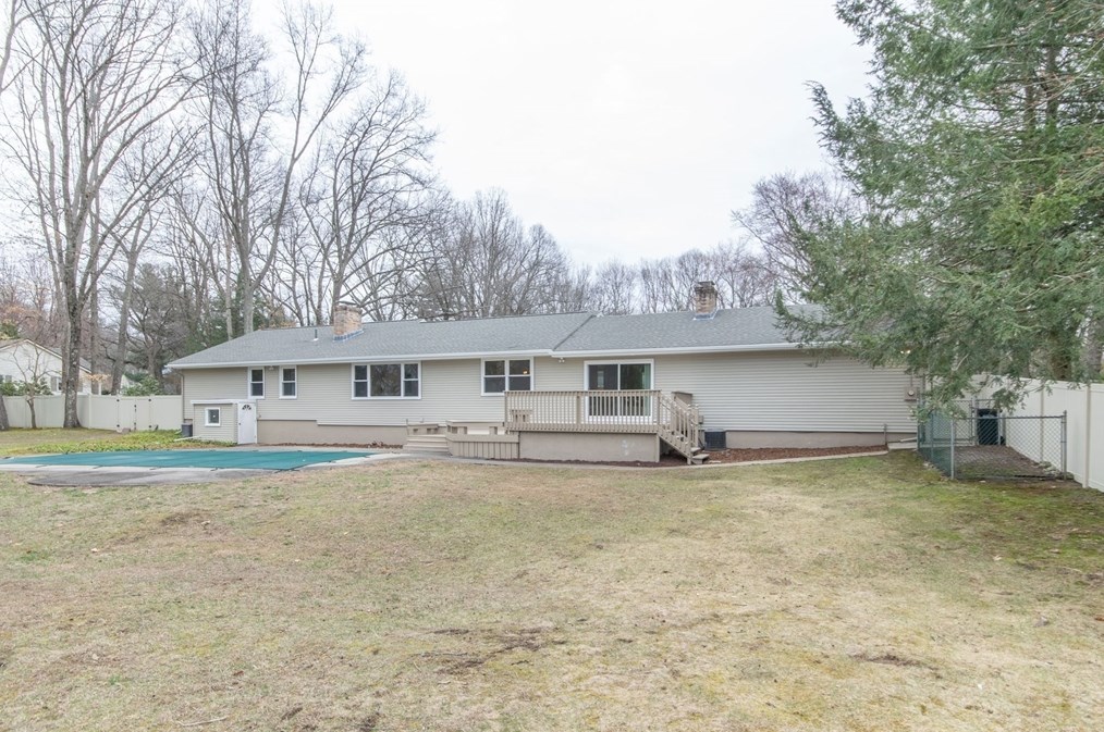 12 White Oaks Dr, Springfield MA 01106-1738 exterior