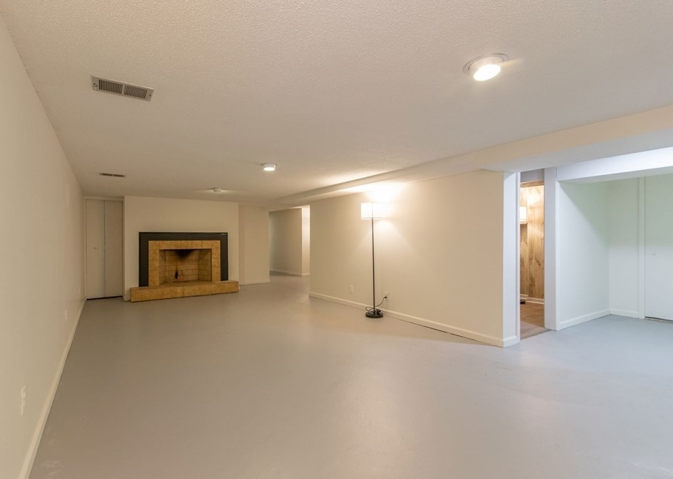 12 White Oaks Dr, Springfield MA 01106-1738 exterior