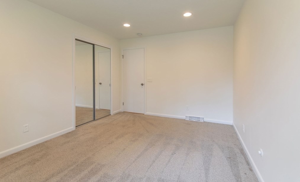 12 White Oaks Dr, Springfield MA 01106-1738 exterior