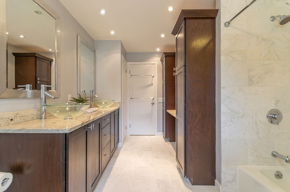 12 White Oaks Dr, Springfield MA 01106-1738 exterior