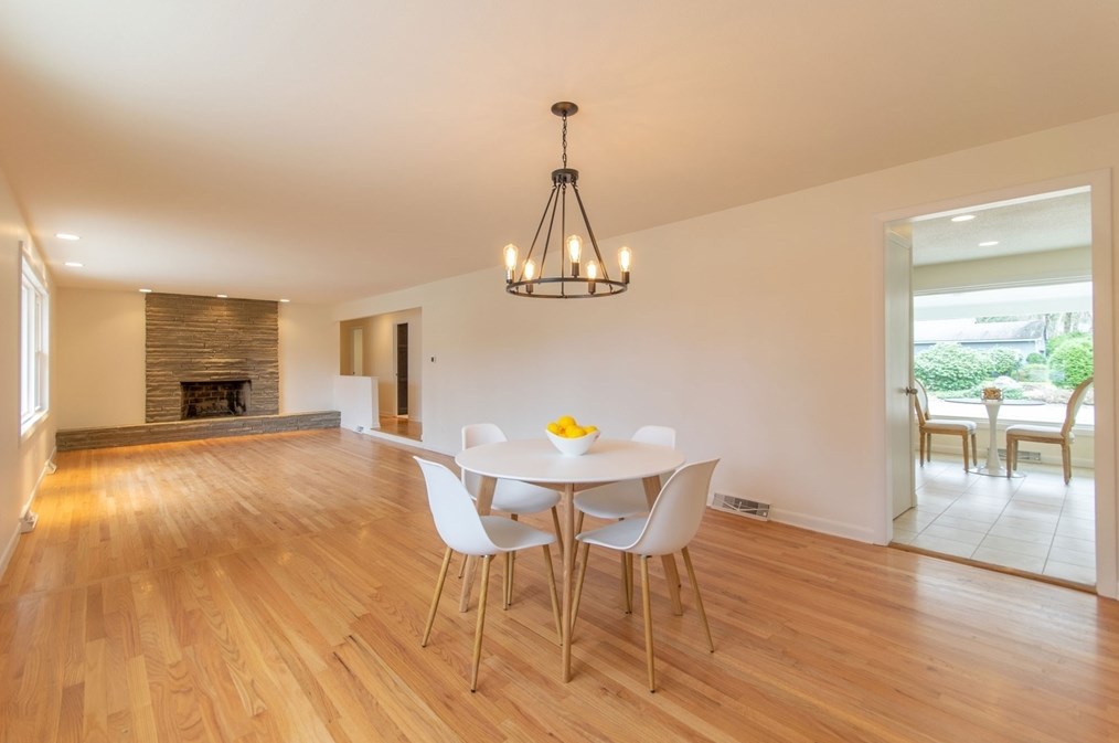 12 White Oaks Dr, Springfield MA 01106-1738 exterior