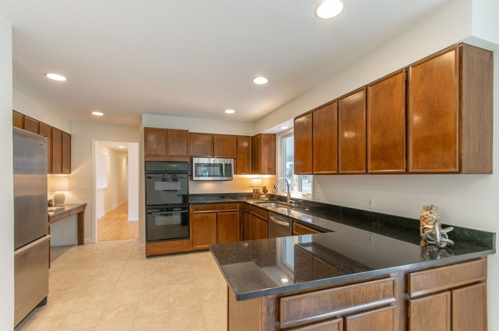 12 White Oaks Dr, Springfield MA 01106-1738 exterior