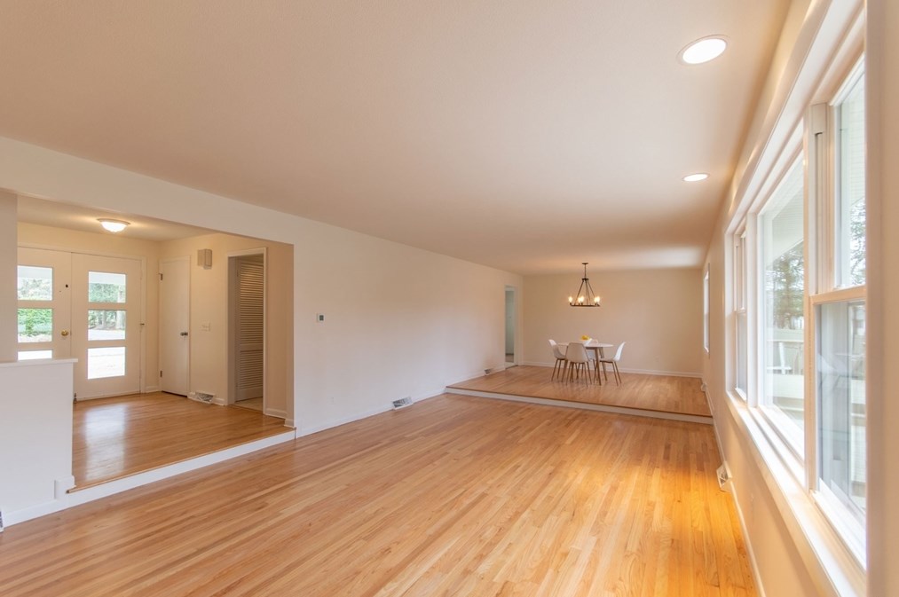 12 White Oaks Dr, Springfield MA 01106-1738 exterior