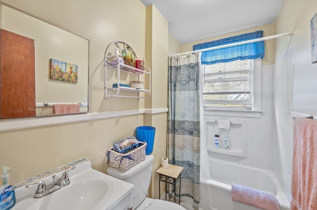 286 Columbia St, Fall River MA 02721-1319 exterior