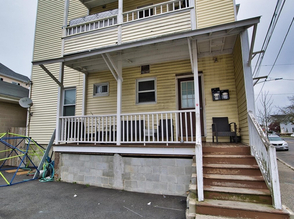 1 Stapleton St, New Bedford MA  02744-1111 exterior