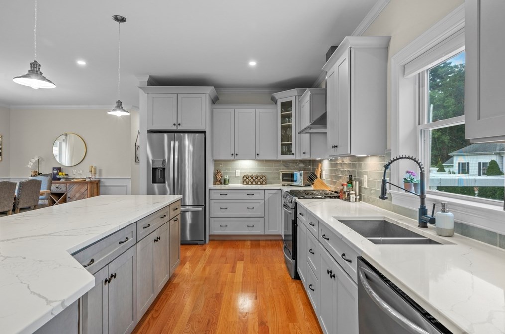 7 Douglas Ave, Burlington MA  exterior