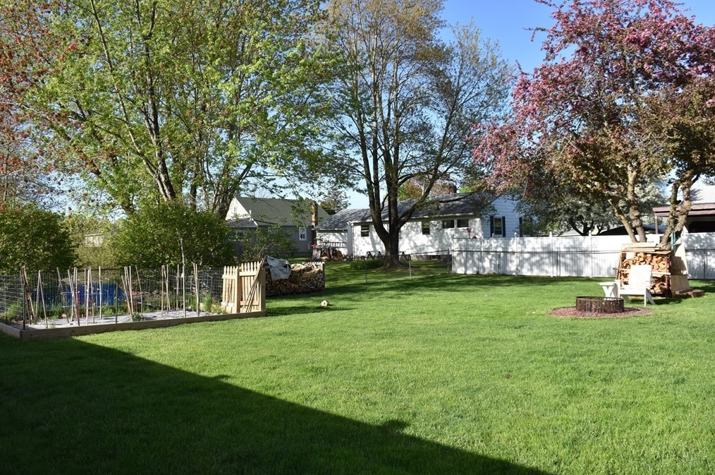 4 Pineview Rd, Dudley MA 01571-3821 exterior