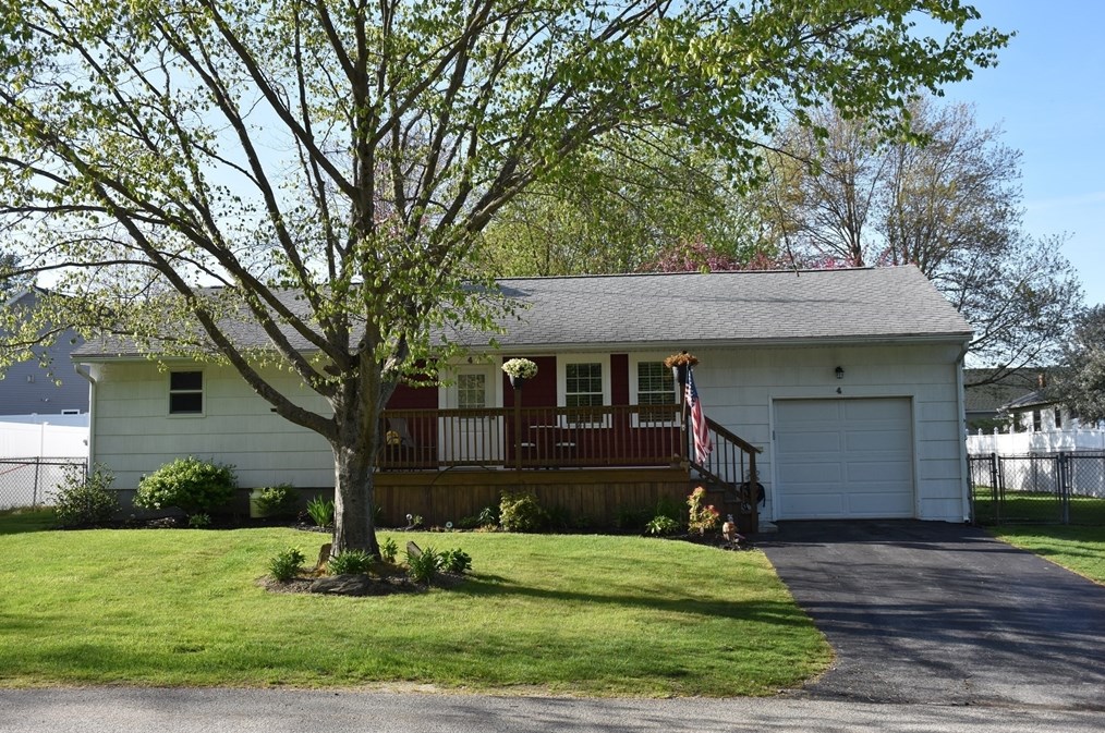 4 Pineview Rd, Dudley MA 01571-3821 exterior