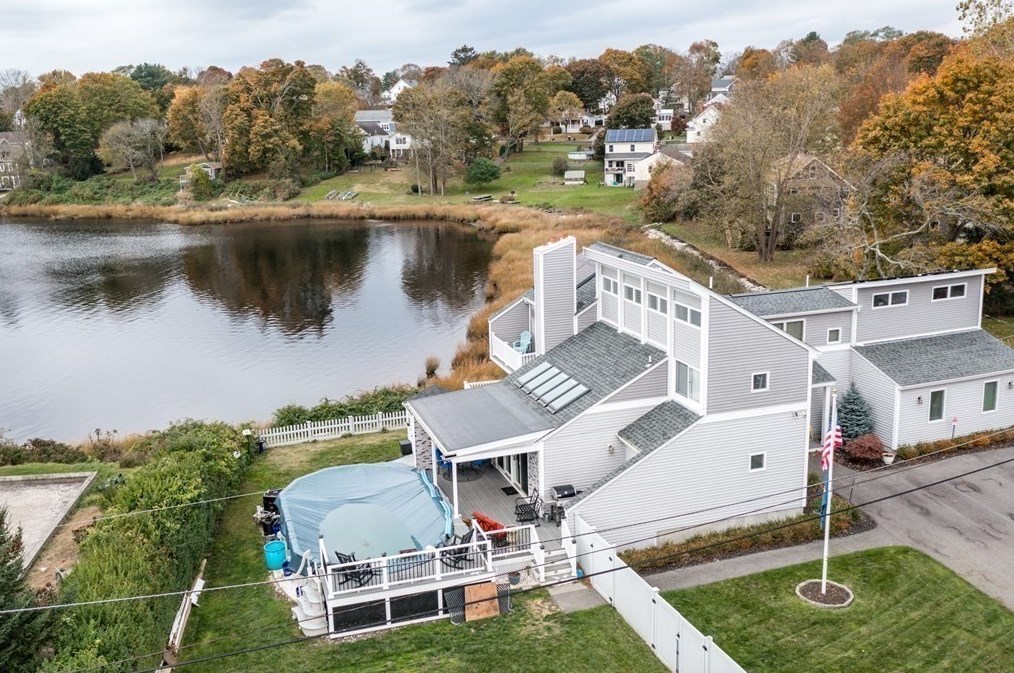 109 Pilot Dr, Fall River MA 02726-5907 exterior