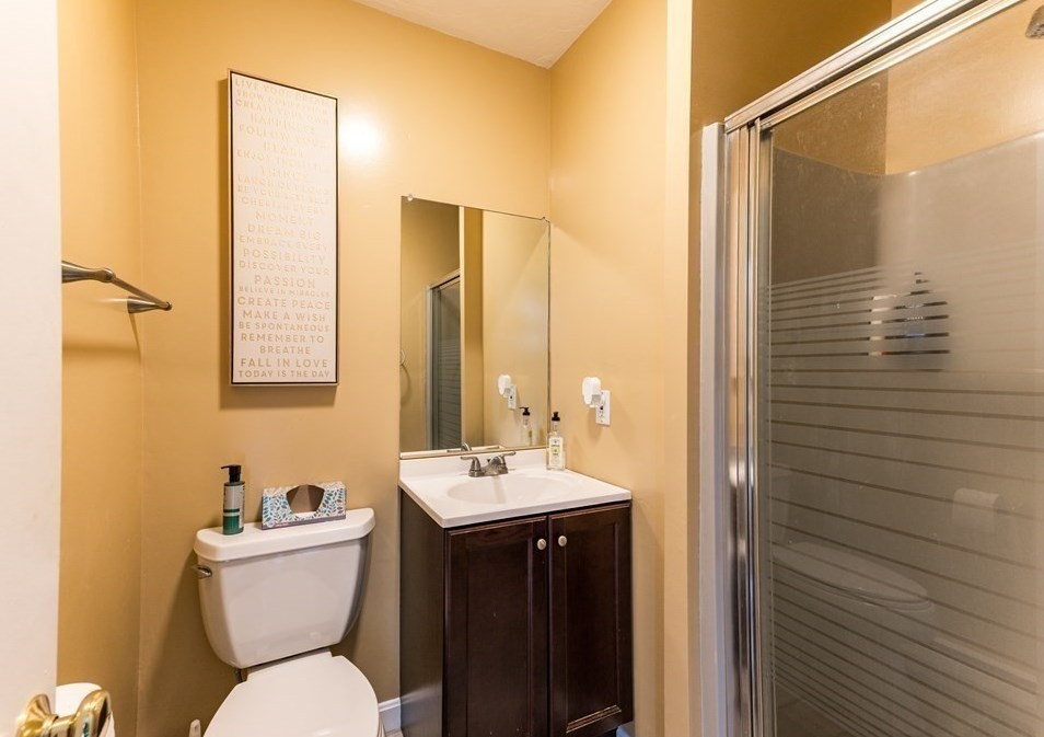 109 Pilot Dr, Fall River MA 02726-5907 exterior