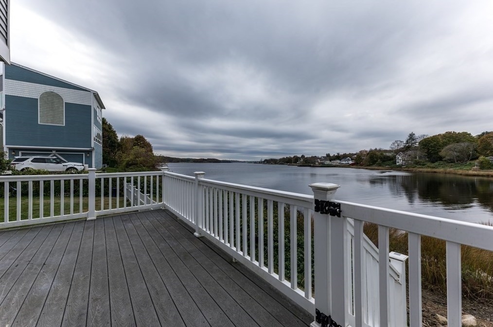 109 Pilot Dr, Fall River MA 02726-5907 exterior