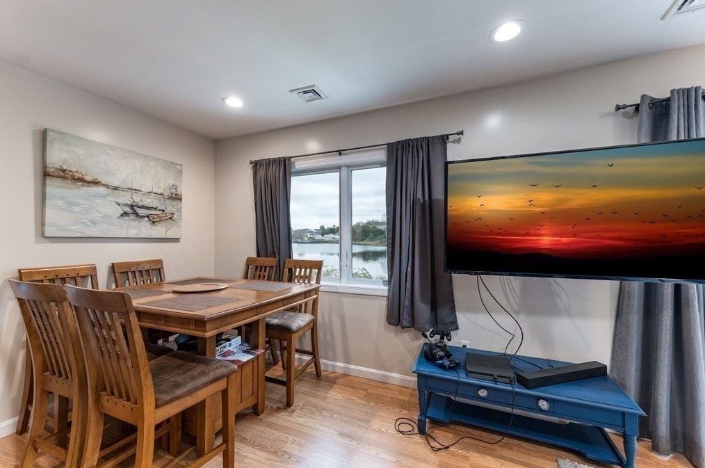 109 Pilot Dr, Fall River MA 02726-5907 exterior