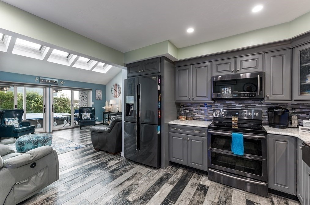 109 Pilot Dr, Fall River MA 02726-5907 exterior