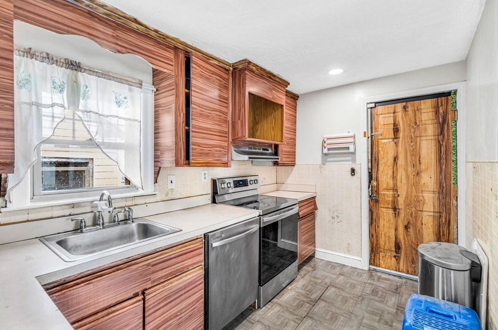 16 Howard St, Lynn MA  01902-3008 exterior