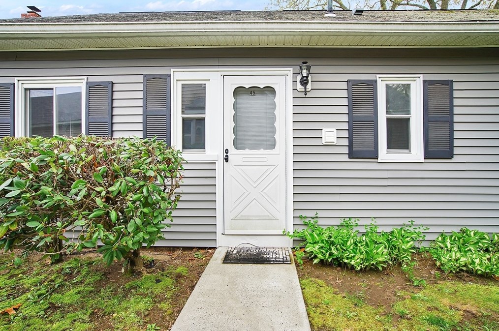 45 Horseshoe Dr, Chicopee MA  01022-1117 exterior