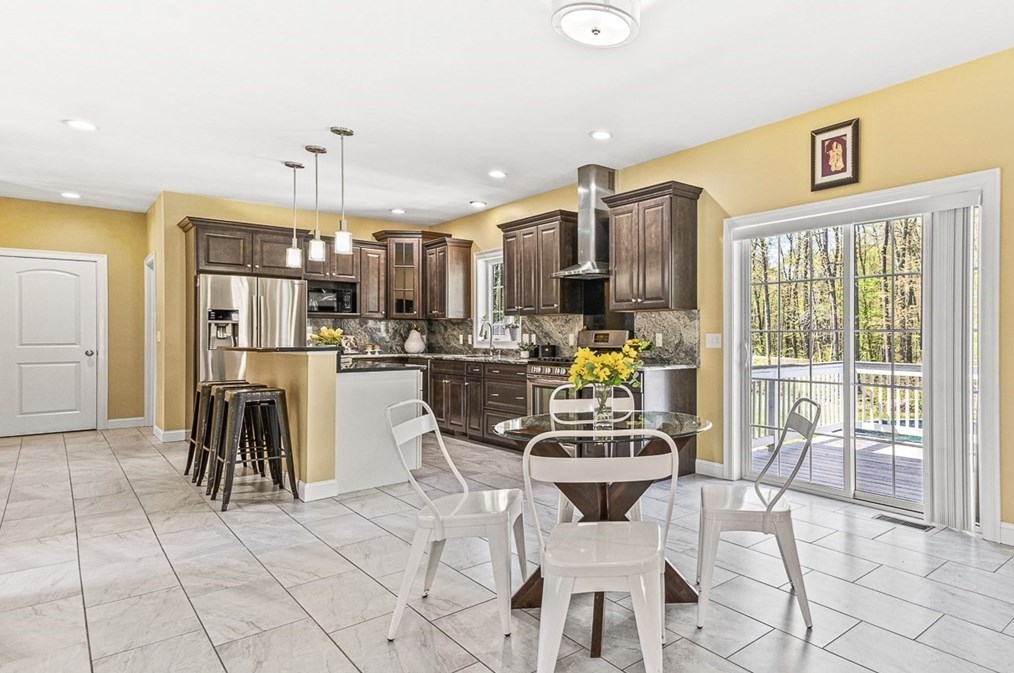 96 Clement Rd, Dracut MA 01826 exterior