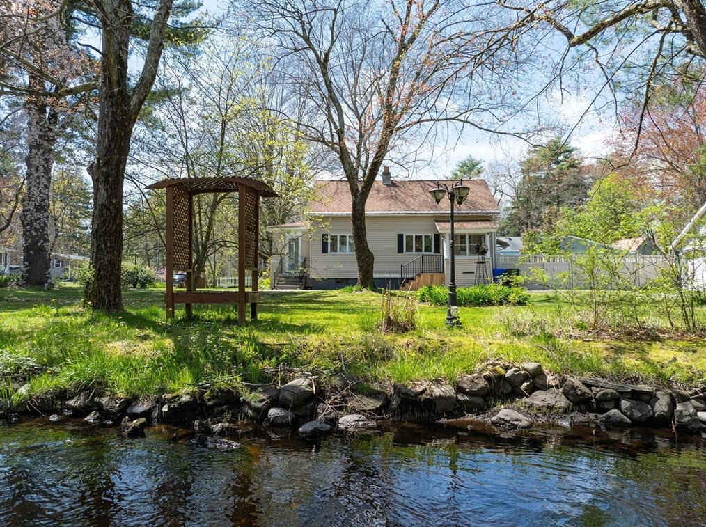 214 Parkerview St, Springfield MA  01129-1328 exterior