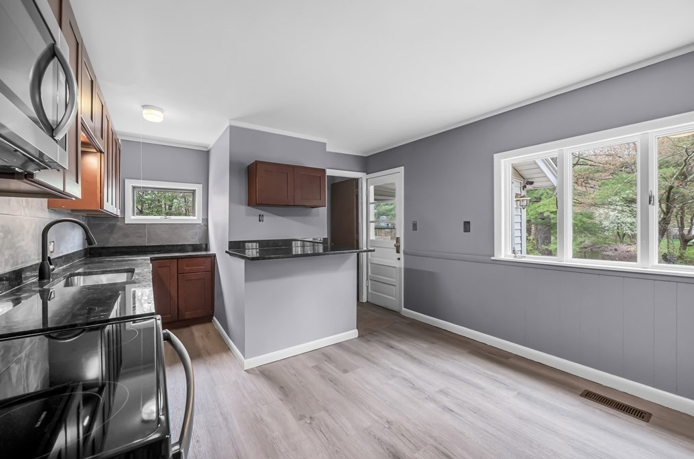 214 Parkerview St, Springfield MA  01129-1328 exterior