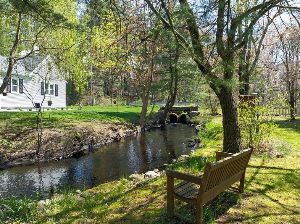 214 Parkerview St, Springfield MA  01129-1328 exterior