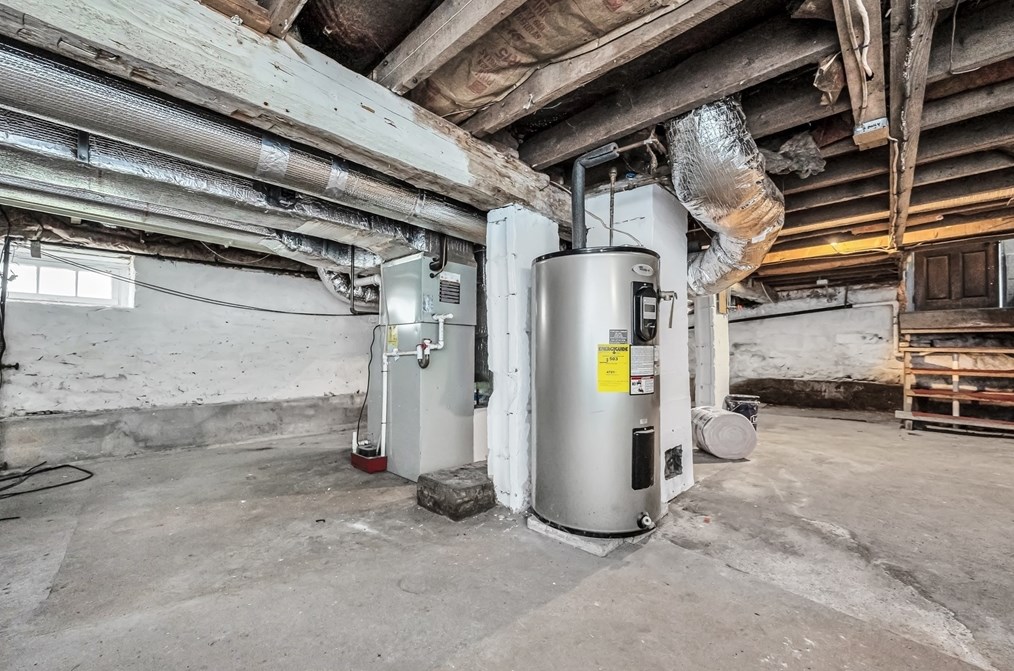 214 Parkerview St, Springfield MA  01129-1328 exterior