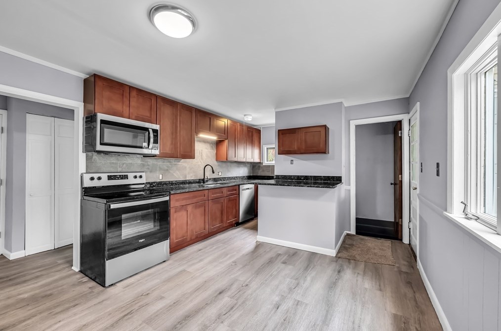 214 Parkerview St, Springfield MA  01129-1328 exterior