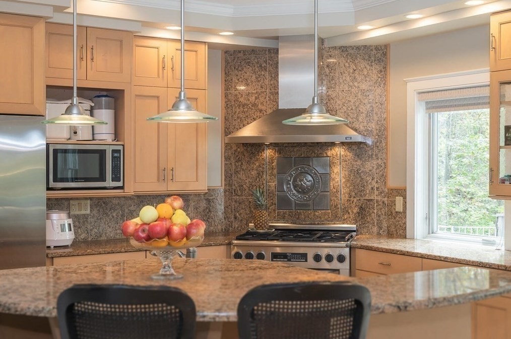 51 Hop Brk Rd, Amherst MA 01002-2771 exterior