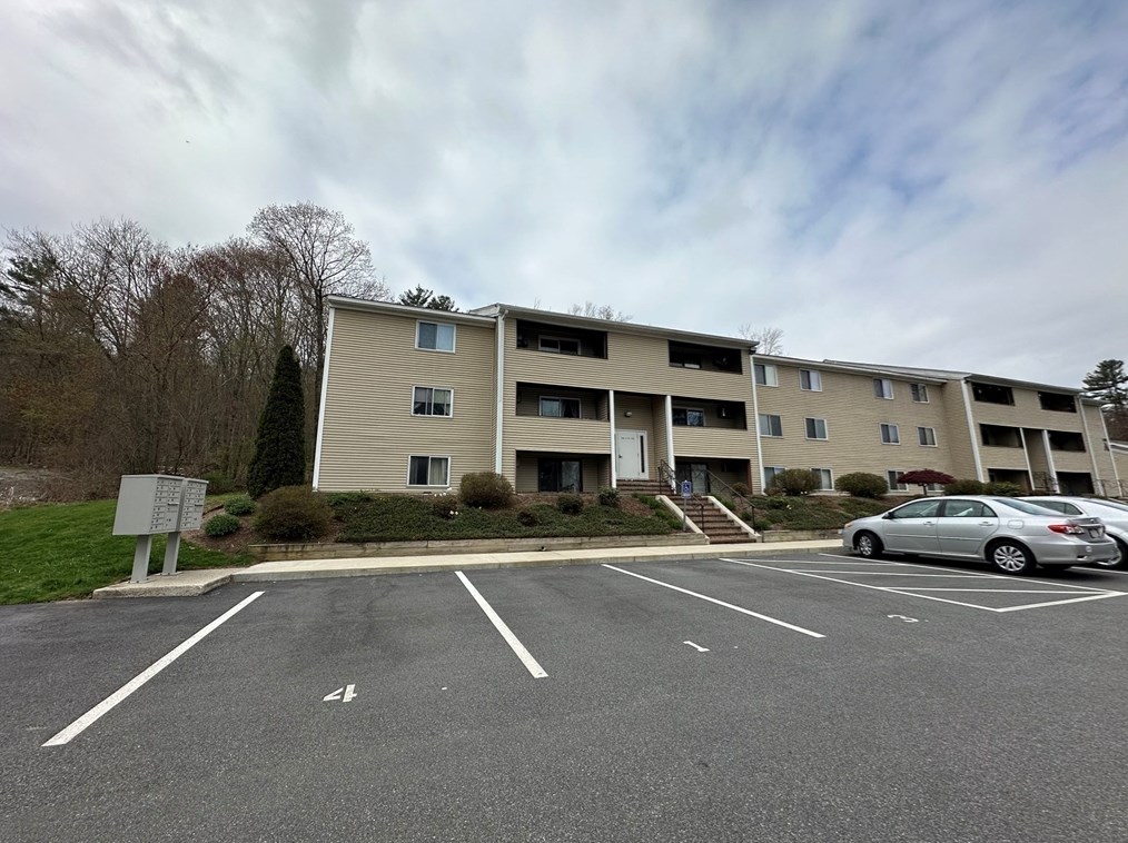 129 Quaker Hwy, Uxbridge MA  01569-1650 exterior