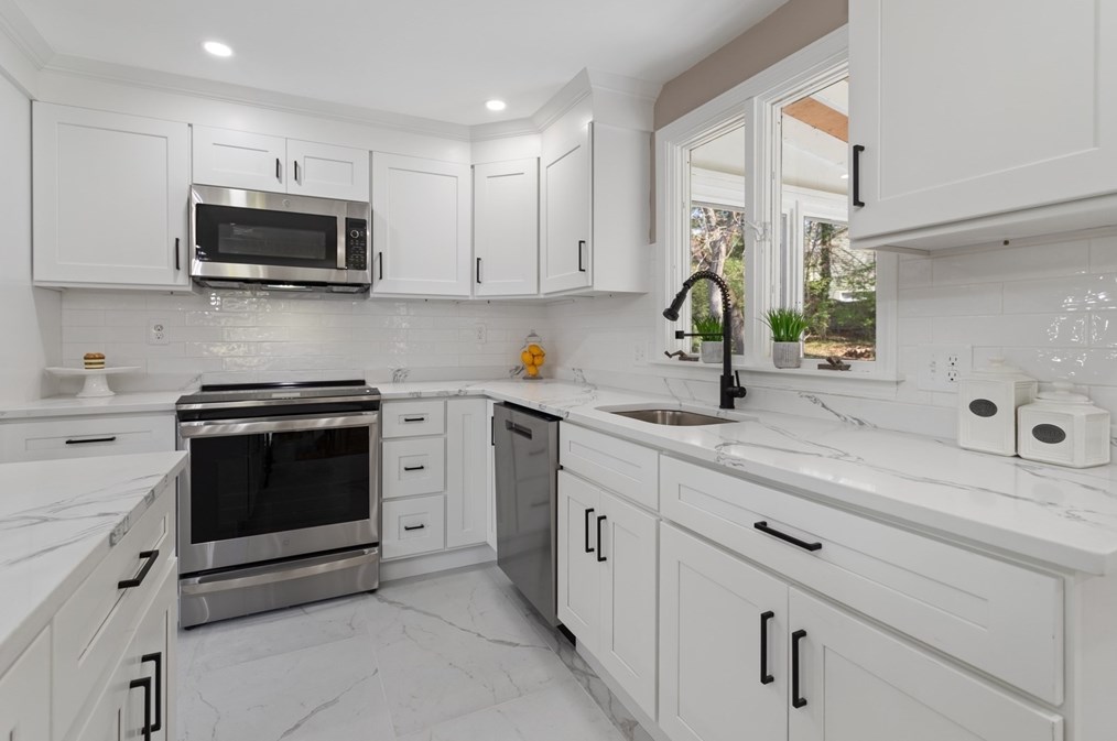 12 Ivanhoe Dr, Lynnfield MA 01940-1739 exterior